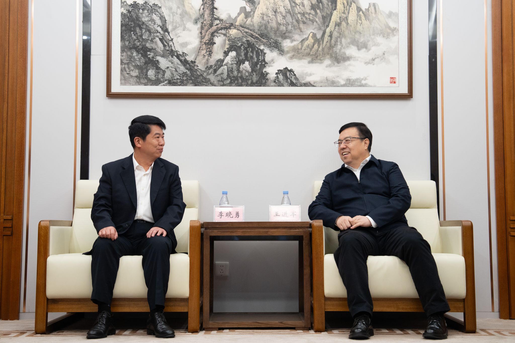 原图大小:13.48MB文件名称:王进军校长会见.jpg